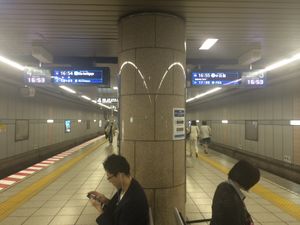 히비야선 승강장 (2016년)