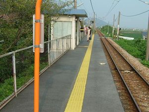 쓰네야마역 구내 (2005년 9월, 아트화 이전)