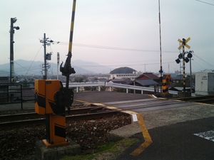 역에 인접한 건널목에서 쓰루가 공업고등학교 방면을 바라본 모습 (2008년 3월)