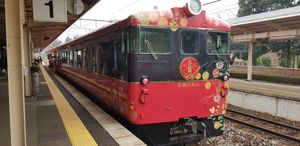 도착하는 관광 열차 "하나요메 노렌"