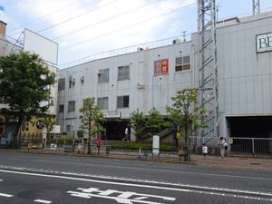 엘리베이터 설치 전의 서쪽 출구（2016년 8월）