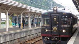 오바마역에 정차 중인 단고 쿠로마츠호