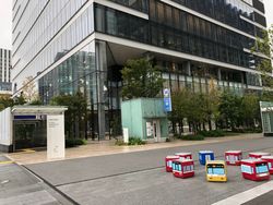 신타카시마역 2번 출구와 게이큐 그룹 본사 옆에 설치된 케이큐브 (2020년 10월)