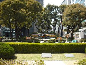 정면에서 본 꽃시계 (고베시청 북쪽 설치 시대)
