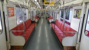 1, 2차 차량의 차내 전경(팔걸이의 안쪽이 짙은 녹색의 천으로 덮여 있음)(5305편성)