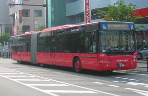 일본의 기준에 맞춰 차도 쪽에 비상구 문이 설치된 네오플란 센트로라이너