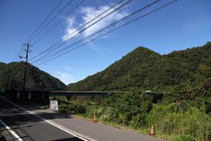 역 주변 (2019년 9월, 중앙에 보이는 다리는 미나토 다리)