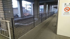 7번선 부지. 뒤쪽에 보이는 것은 6번선과 주부 전철 유치선 (2020년 3월)