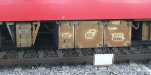 기기 갱신 후의 VVVF 인버터 장치(오른쪽)와 고속도 차단기(왼쪽). 양자 모두 도요 전기 제조.