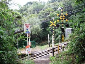 역 출입구 앞에 있는 건널목
