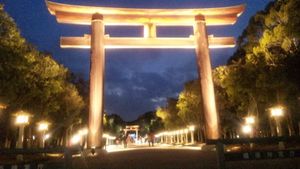 가시하라 신궁 진무 천황제. 라이트업된 큰 도리이