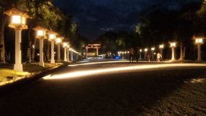 가시하라 신궁 진무 천황제. 라이트업된 참도와 안쪽에 큰 도리이