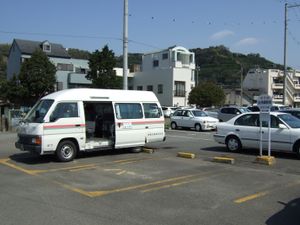 역 앞에 정차한, 왜건차를 사용한 노선 버스(2007년 3월)