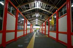 연락 통로의 디자인은 나치 신사를 이미지한 것 (2006년 8월)