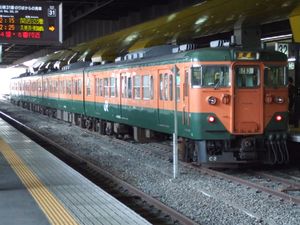 교토역에서 발차를 기다리는 쾌속 열차(2006년 8월 15일)