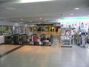 다마 도시 모노레일 개찰구 (2022년 현재는 패밀리마트가 세븐-일레븐으로 바뀌었다. 2014년 4월)