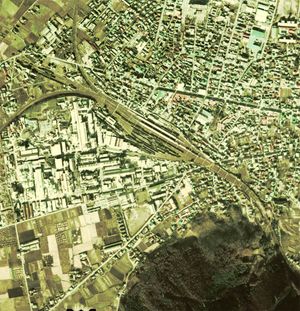 1975년 당시 역사의 조감도. 위는 시노노이선, 왼쪽은 주오니시선, 오른쪽 아래는 주오히가시선 본선(현 타츠노 지선). 주오니시선과 시노노이선 직통 열차는 스위치백을 할 필요가 있었다.