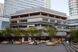 미나토미라이 도큐 스퀘어 ③의 외관 (사진은 옛 At! 2nd 시절), 철골철근콘크리트조 지상 5층 건물