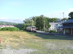 광대한 화물 측선의 자취가 펼쳐진 역 구내 (2007년 6월)