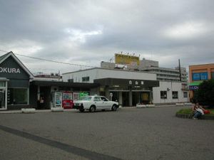 철거된 북쪽 출구 측의 구 역사 (2004년 7월)