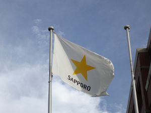 본사 빌딩 옆 깃발(2024년 8월 촬영)