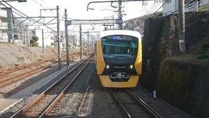 JR 도카이도 본선과는 고가사키역 - 이리에오카역 구간에서 병주한다