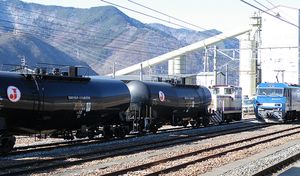 착발선으로 이동하는 타키차. 오른쪽 뒤편에 있는 것은 스미토모 오사카 시멘트 니시우에다 SS에 인접한 레미콘 공장 (2009년 1월)