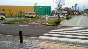 지쿠마가와 출구 역 앞 광장의 이미지 (2015년 9월)