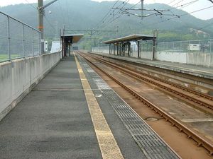 지면 높이기 전 승강장 (2005년 9월)