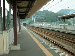 개량 전 승강장 (2005년 9월)