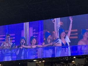 구장 스크린에 비치는 사우나 관람객 (2023년 3월 30일).