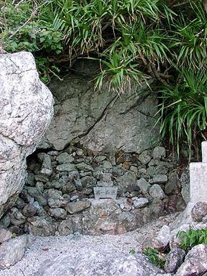 야구라묘. 제1쇼씨 왕조의 조상인 야구라 오오누시를 모신 곳