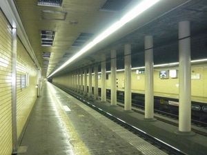 승강장 (2010년 4월부터 발차 표지판이 LED식으로 변경되었다). 상하선 사이의 기둥 중 앞에서 5번째까지가 연장 부분이며, 앞에서 6번째 이후와는 형태가 다른 것을 확인할 수 있다