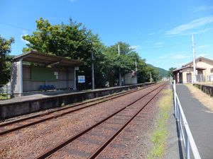 2번 승강장을 바라봄 (2020년 8월, 대합실이 2개 있음)