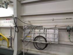 호위함 「휴가」의 헬기 격납고에서 사용되는 알루미늄제 접이식 리어카