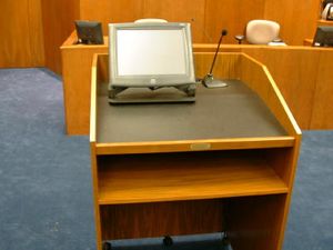 미국 지방 법원의 연설대로, 학술 강의실에서 볼 수 있는 것과 유사하다.