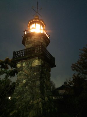 구단자카 공원의 상설 등명대(오른쪽 뒤편은 타야스 문 누각과 무도관)