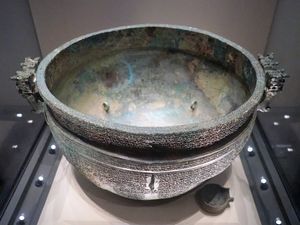 청동 오왕 광감 ("오나라 광공의 대야"). 내부의 비문에는 합려가 딸의 지참금으로 이것을 의뢰했으며, 오나라와 초나라 가문 간의 정략 결혼의 증거가 기록되어 있다.