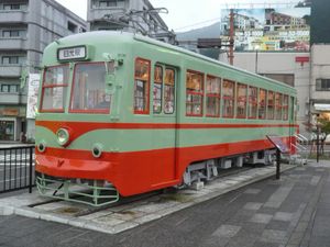 역 앞에 보존되어 있는 닛코 궤도선 100형