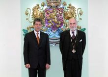 서프와 불가리아 대통령 파르바노프가 문장 기사단인 성 키릴로스와 메토디우스 훈장을 수여받고 있다