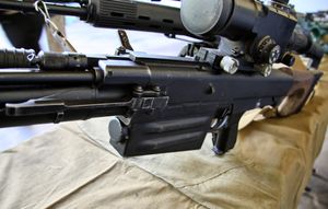 기관부 좌측 전방. 탄창 장착부 상단의 것이 접기 위한 힌지 레버