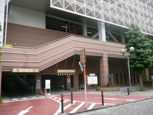 남쪽 출구 주차장 (2007년 7월)