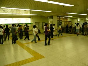 게이오 하시모토역 구내 (2007년 7월)