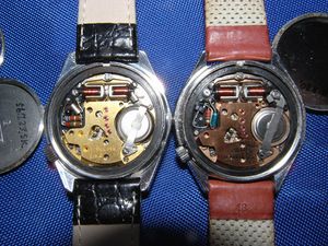 Accutron}}과 시티즌 하이소닉의 무브먼트. 어느 쪽도 상단에는, 시간 조정 기구와 지침의 동력원을 겸하는 음차의 구동 코일이 보인다