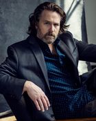 에릭 베일은 TV 시리즈의 영어 더빙에서 나루호도를 연기했다.