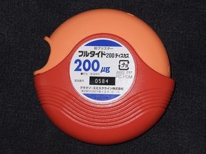 플루티드 200 디스커스 1블리스터에 프로피온산 플루티카손 200μg을 함유하는 드라이 파우더 제제(DPI)