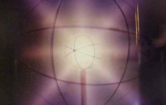 Farnsworth–Hirsch Fusor 작동 중 "스타 모드"라고 불리는 특징적인 전극 사이의 플라스마에서 방출되는 "광선"