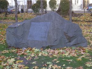 광장 북쪽에 있는 양심적 병역 거부자 기념비