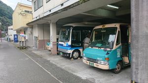 미야자키 교통 츠카하라 차고. 츠카하라 버스 정류장에 병설되어 있으며, 버스 2대와 추가 공간을 수용 가능하다. 2층에는 승무원 숙박 시설이 있다. 사진은 야마토 운수 차량에서 화물을 싣는 모습으로, 이른바 화객혼재의 사례이다.