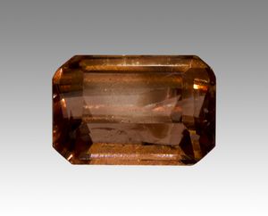 브라질 미나스제라이스 주에서 채취한 절단된 능철석. 크기: 5x.